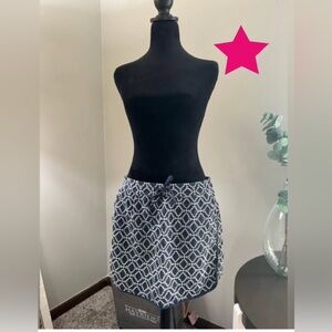 Gap skirt with blue piping size medium with pockets!
